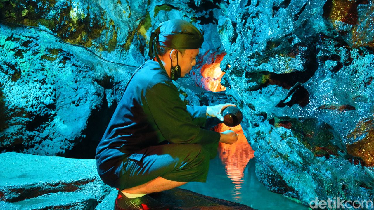 Pemandangan di objek wisata Gua Lawa di Kabupaten Purbalingga, Jawa Tengah, Sabtu (29/1/2022). Di dalam gua di kaki Gunung Slamet itu terdapat Sendang Drajat yang airnya dipercaya berkhasiat.