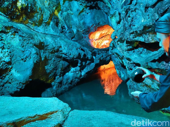 Pemandangan di objek wisata Gua Lawa di Kabupaten Purbalingga, Jawa Tengah, Sabtu (29/1/2022). Di dalam gua di kaki Gunung Slamet itu terdapat Sendang Drajat yang airnya dipercaya berkhasiat.