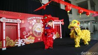 Penampilan tarian Barongsai dari para siswa Sampoerna Academy dalam perayaan Sampoerna Academy Reinforces The IGNITE Values Through Lunar New Year.
