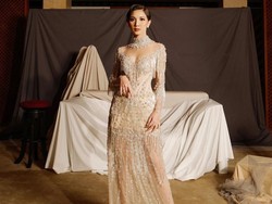 Intip 7 Inspirasi Gaya Feminin ala Sheila Dara, Pemain Film Sore