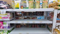 Menurut salah satu petugas bernama Risda, kekosongan terjadi sejak penurunan harga ke Rp 14.000/liter. Ia bahkan tidak bisa memastikan kapan stok akan datang lagi.