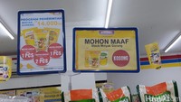 Sementara di kawasan yang sama, di minimarket Alfamart stok minyak goreng terpantau kosong. Salah satu petugas mengungkap, hari ini hanya datang stok minyak goreng satu dus. Dalam sekejap, minyak goreng sudah terjual.
