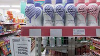 Rak-rak minyak goreng di Alfamart tersebut malah diisi dengan produk lain, dari kopi, susu, hingga kecap manis. 