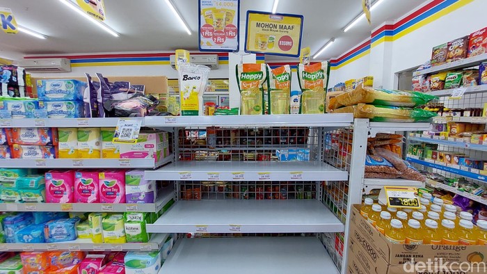 Stok Minyak Goreng di Minimarket Kosong Stok Minyak Goreng di Minimarket Kosong