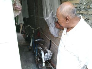 Mengunjungi Rumah Sederhana Sutrisno, Lansia Semangat Kerja