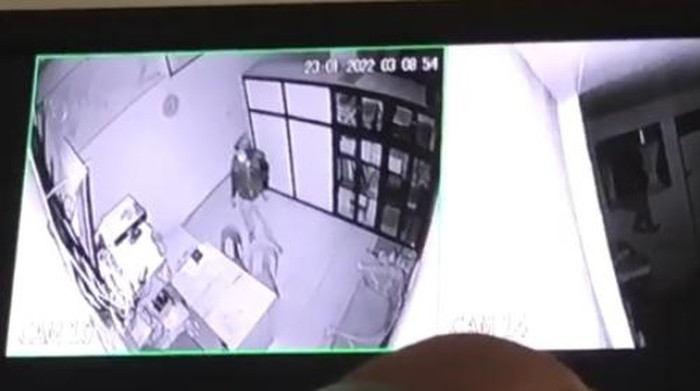 Tangkapan layar maling terekm CCTV sekolah di Asahan, Sumut. (Istimewa)