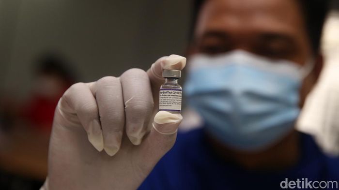 Vaksinasi COVID-19 dosis ketiga atau vaksinasi booster terus dikebut di tengah meningkatnya kasus Omicron di DKI Jakarta.