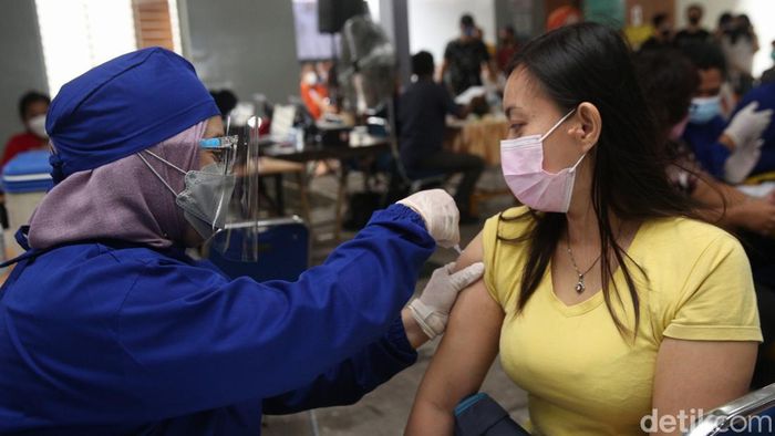 Vaksinasi COVID-19 dosis ketiga atau vaksinasi booster terus dikebut di tengah meningkatnya kasus Omicron di DKI Jakarta.