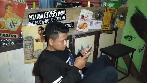 Warung di Pacitan Ini Bertuliskan 'Sempak Suwek'