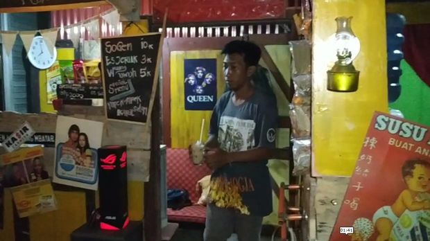Warung di Pacitan Ini Bertuliskan 'Sempak Suwek'