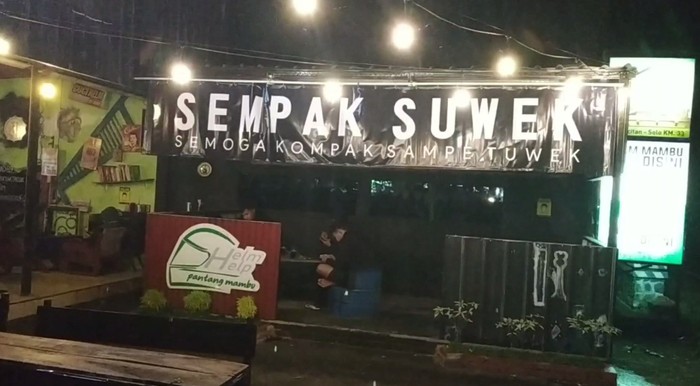 Warung di Pacitan Ini Bertuliskan Sempak Suwek