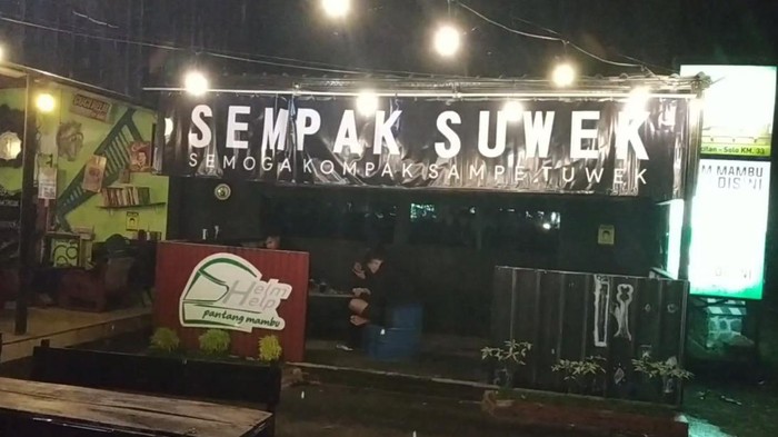 Warung di Pacitan Ini Bertuliskan Sempak Suwek