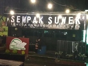 Sempak Suwek di Pacitan, Bukan Lapak Pakaian tapi Angkringan