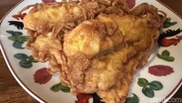 Yang tak boleh dilupakan adalah pisang goreng keriting khas Warung Kopi Klotok. Pisang kepok kuningnya legit dengan lapisan tepung yang renyah garing. Foto: detikfood/odilia
