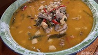 Beragam sayur lodeh khas Jawa jadi menu andalannya. Ada lodeh tempe, lodeh tewel, lodeh tahu dan lodeh terubuk. Lodeh terubuk atau bunga tebu dimasak dengan ceker. Menu ini tak disajikan setiap hari karena terubuk cukup culit didapat. Foto: detikfood/odilia