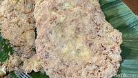 Beragam lauk bisa dipilih seperti ayam goreng, sambal tempe, tempe garit, tempe bacem, sambal terasi dan telur dadar kering. Telur dadar ini garing dan keriting dengan rasa gurih renyah. Foto: detikfood/odilia