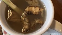 Selain kopi tubruk khas Warung Kopi Klotok, ada beragam wedang atau minuman panas. Seperti teh tubruk, jahe susu dan wedang jahe. Wedang jahe disajikan panas dengan jahe yang digeprek dan batang serai. Cocok diminum di udara sejuk Cisarua. Foto: detikfood/odilia