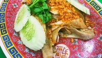 Ayam Rebus di sini menggunakan ayam kampung yang empuk sekali. Cita rasanya gurih dan taburan bawang putih gorengnya menambah selera makan. Foto: detikFood/Yenny Mustika Sari