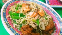 Bakmi Mun Kiaw mien ditumis sebentar agar tekstur mienya tidak melar. Disajikan juga dengan kuah yang agak kental. Rasa gurihnya langsung menyergap lidah di suapan pertama. Foto: detikFood/Yenny Mustika Sari