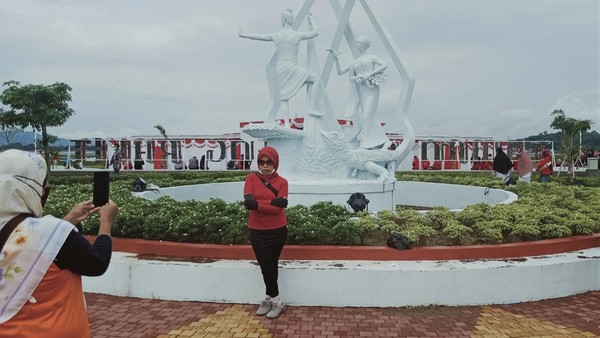 Diketahui, Plaza Nyi Ageng Rakit resmi diserahkan Pemerintah Provinsi Jawa Tengah ke Pemkab Klaten. Plaza tersebut kini berubah menjadi destinasi wisata baru.