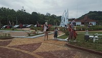 Di plaza ini wisatawan dapat menikmati udara segar rawa dan pegunungan kapur selatan sambil kulineran. Puluhan kios kuliner menempati dua bangunan joglo di barat dan timur taman.