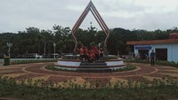 Meskipun masih dalam tahap penataan, wisatawan sudah mulai ramai berdatangan. Rencananya, plaza akan segera dilengkapi dermaga kapal wisata.