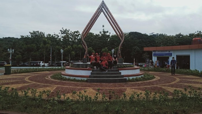 Akhir Pekan, Plaza Nyi Ageng Rakit di Klaten Ramai Wisatawan Plaza Nyi Ageng Rakit resmi diserahkan Pemprov Jawa Tengah ke Pemkab Klaten. Plaza itu pun tampak ramai didatangi wisatawan saat akhir pekan.