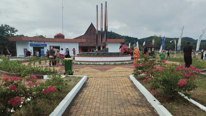 Akhir Pekan, Plaza Nyi Ageng Rakit di Klaten Ramai Wisatawan Plaza Nyi Ageng Rakit resmi diserahkan Pemprov Jawa Tengah ke Pemkab Klaten. Plaza itu pun tampak ramai didatangi wisatawan saat akhir pekan.