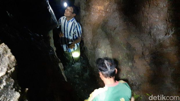 Aktivitas dua penjaga terowongan saluran air Tirtapala atau Sanbasri di kaki Gunung Slamet, Banyumas.