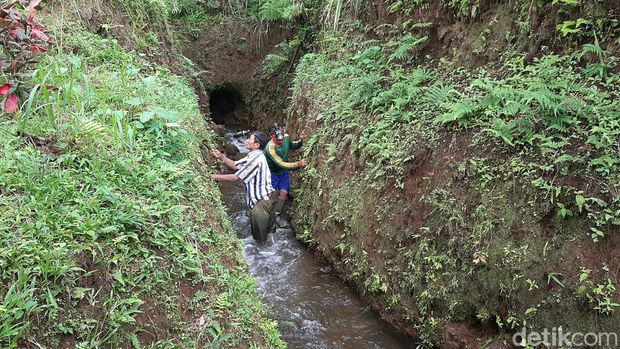 Aktivitas dua penjaga terowongan saluran air Tirtapala atau Sanbasri di kaki Gunung Slamet, Banyumas.