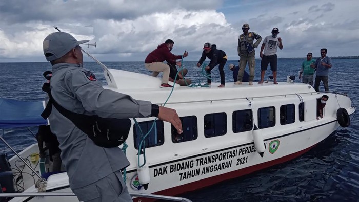 Bakamla berhasil mengevakuasi Wakil Wali Kota Tual yang terjebak di speedboat mati mesin