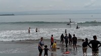Di sana para wisatawan tampak asyik bermain air, berenang, dan makan bersama di bibir pantai Batukaras.