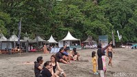 Wisatawan yang berkunjung ke pantai itu juga asyik menyaksikan aksi para peselancar yang tengah berkompetisi di pantai Batukaras.