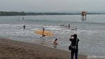 Begini Ramainya Pantai Batukaras di Pangandaran Saat Akhir Pekan