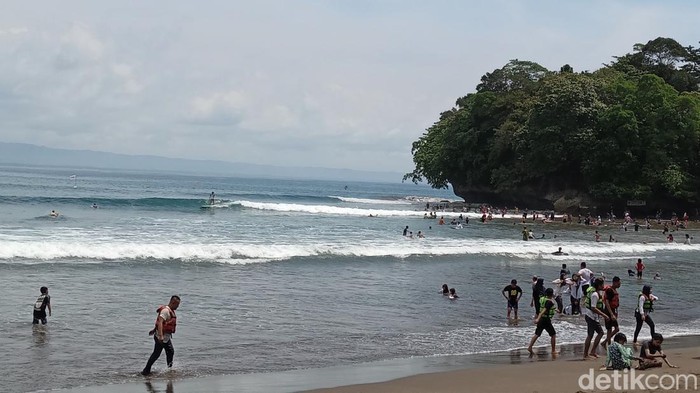 Begini Ramainya Pantai Batukaras di Pangandaran Saat Akhir Pekan Pantai Batukaras di Kabupaten Pangandaran ramai dikunjungi wisatawan saat akhir pekan. Pantai itu juga jadi lokasi kompetisi Surfing South Goast Singles 2022.