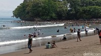 Pantai Batukaras yang berada di Desa Batukaras, Kecamatan Cijulang, Kabupaten Pangandaran, ramai didatangi wisatawan saat akhir pekan, Minggu (30/1/2022).