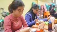 Banyak pengunjung mengakui kelezatan bubur Pekong. Tak heran jika pengunjung datang silih berganti menikmati bubur ini. (Wahyu Setyo/detikTravel)