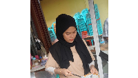 Sang penjual, Dian menyebut bubur Pekong ini sudah ada sejak tahun 1976, jauh sebelum dirinya dan kakaknya lahir. Mereka mulai memasak bahan-bahan bubur Pekong dari jam 03.00 pagi. (Wahyu Setyo/detikTravel)