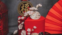 Warna merah identik dengan perayaan Imlek jadi cake merahu merona ini bisa jadi pilihan. Didominasi warna merah, cake ini juga dihias dengan ornamen bertema China.  Foto: instagram @lennovelenou