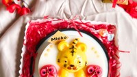Selain cake, kamu juga bisa memilih puding. Tak kalah cantik dan menarik, puding ini juga terlihat lezat menggoda. Bentuknya mungil! Foto: instagram @miekopudding.art