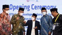 Direktur Utama Bank BTN Haru Koesmahargyo (kedua kiri) didanpingi Direktur Finance, Planning and Treasury Bank BTN Nofry Rony Poetra (kiri) berbincang dengan Pengurus Pesantren Khas Kempek KH Mustofa Aqil Siroj (tengah) Wakil Ketua MPR RI Asrul Sani (kedua kanan) dan Ketua Umum NU Circle Gatot Prio Utomo usai peresmian pembukaan BTN Santri Developer Kebangsaan di Pondok Pesantren Khas Kempek, Cirebon, Jawa Barat.