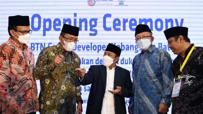 Direktur Utama Bank BTN Haru Koesmahargyo (kedua kiri) didanpingi Direktur Finance, Planning and Treasury Bank BTN Nofry Rony  Poetra (kiri) berbincang dengan Pengurus Pesantren Khas Kempek KH Mustofa Aqil Siroj (tengah) Wakil Ketua MPR RI Asrul Sani (kedua kanan) dan Ketua Umum NU Circle Gatot Prio Utomo usai peresmian pembukaan BTN Santri Developer Kebangsaan di Pondok Pesantren Khas Kempek, Cirebon, Jawa Barat, Sabtu (29/1). Kegiatan ini merupakan bath kedua yang diselenggarakan oleh Bank BTN sebagai bentuk  sinergi antara Bank BTN dan NU Circle dalam mencetak Santri Developer yang diharapkan dapat  mengurangi angka backlog perumahan di Indonesia yang mencapai 11 juta unit.