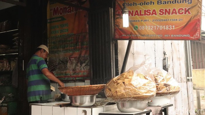 Curhat Pedagang Oleh-oleh Terdampak Beroperasinya Tol Cisumdawu Pedagang oleh-oleh di Jalur Cileunyi-Sumedang terdampak beroperasinya Tol Cisumdawu seksi 1. Mereka mengalami penurunan penjualan usai ruas tol itu beroperasi.