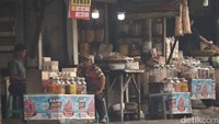 Salah seorang pedagang, Ujang, mengungkapkan sebelum Tol Cisumdawu beroperasi kendaraan dari arah Bandung menuju Cirebon melintasi jalur Cileunyi-Jatinangor. Setelah ada Tol Cisumdawu, pengendara yang tadinya keluar Tol Cileunyi, kini langsung melanjutkan perjalanannya ke arah Sumedang via tol.
