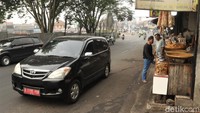 Keluhan sama, diungkapkan Ridwan penjual oleh-oleh di kawasan Jatinangor. Menurutnya, sejak pandemi COVID-19 para penjual oleh-oleh sudah mengalami kesulitan, ditambah saat ini Tol Cisumdawu sudah beroperasi. Ridwan menyebut meski masih ada pembeli, jumlahnya tidak seramai sebelum ada tol dan pandemi.