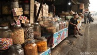 Pedagang oleh-oleh yang berjualan di jalur Cileunyi-Sumedang terdampak beroperasinya ruas Tol Cileunyi Sumedang-Dawuan (Cisumdawu) seksi 1 yang menghubungkan Cileunyi-Pamulihan, Minggu (30/1/2022).