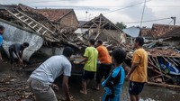 Diketahui, hujan yang disertai angin kencang melanda kawasan Rangkasbitung, Lebak, Banten.