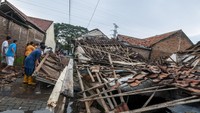 Sejumlah rumah warga pun rusak hingga roboh akibat angin kencang yang disertai hujan deras.