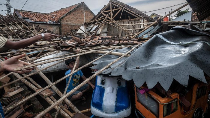 Hujan yang disertai Angin kencang melanda kawasan Rangkasbitung, Lebak, Banten. Akibatnya sejumlah rumah warga rusak berat hingga roboh.