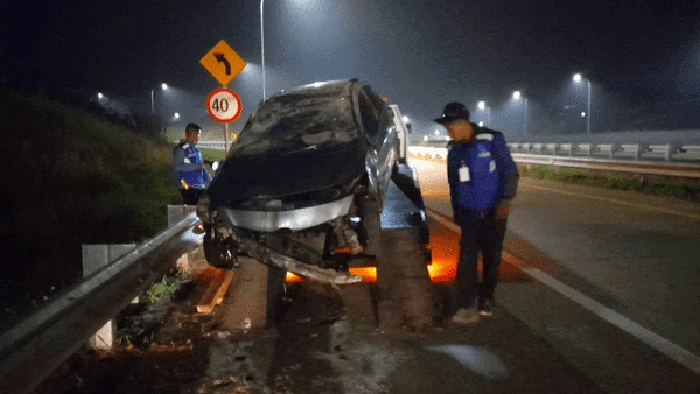 Dua kecelakaan tunggal mobil di Tol Cisumdawu.